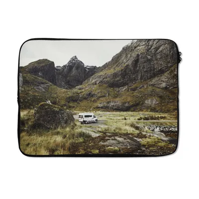 Produktbild von MuchoWow® Laptop Hülle 14 ZollAuto zwischen den Bergen Laptoptasche - Laptoptasche - Stoßsicher - Schutzhaube