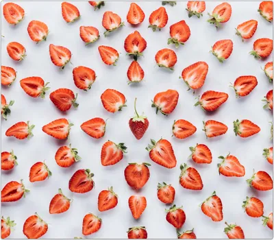 Produktbild von Spritzschutz Herdabdeckplatte Schneidebrett aus Glas Halbierte Erdbeeren 1-Teilig (60x52cm)
