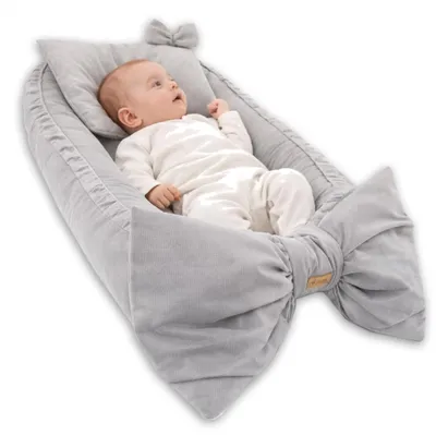 Produktbild von Babynestchen mit Kissen, Kuschelnest für Neugeborene, Samt/Velvet Baby Kokon, Atmungsaktives Reisebett mit Schleife, Hellgrau, Standard 100