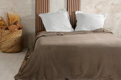 Produktbild von Azomor® Stilvolle taupe Velours Bettdecke mit Waffelstruktur 240 x 260 cm