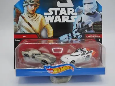 Immagine prodotto di Hasbro Star Wars 2 Cars Rey insieme al Flametrooper del Primo