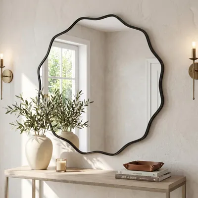 Productafbeelding van Ronde wandspiegel, 60 cm diameter, zwart, met een gegolfde rand en een aluminium frame, geschikt om op te hangen of neer te zetten