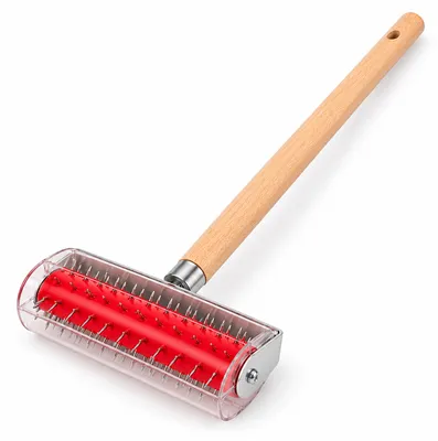 Produktbild von Relaxdays Stachelwalze, Tapeten perforieren, Igelroller, 50cm Stiel, HBT: 57x15x2,5 cm, Nagelroller, Edelstahl, rot, KI-generiertes Bild