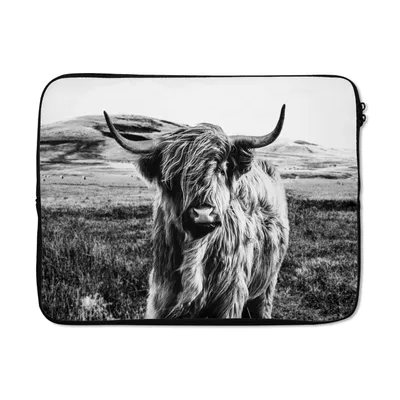 Produktbild von MuchoWow® Laptop Hülle 17 Zoll Laptoptasche Schwarz - Weiß - Schottischer Highlander - Gras - Zipper - Schutzabdeckung