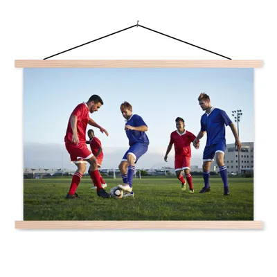 Produktbild von MuchoWow® Textilposter Fußballspiel 120x80 cm mit holzfarbenen Rahmen - Aufhängeset