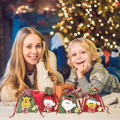 Immagine prodotto di Sacchetti regalo natalizi con cordoncino - Motivo pupazzo di neve e Babbo Natale - Sacchetti in cotone per regali di Natale (4 pezzi)
