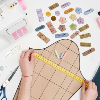 Produktbild von Handgemachte Kunstlederetiketten - 70 Stück - für DIY-Projekte