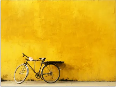 Produktbild von MuchoWow® Poster Ein Fahrrad auf gelbem Hintergrund 160x120 cm - Foto Plakat