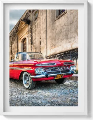Produktbild von Rotes altes Auto im kolumbianischen Viertel– Wandbild mit Rahmen – Gerahmtes Bild  – Wanddekoration – 60x80 cm –  Weiß Rahmen