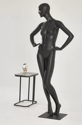 Immagine prodotto di Manichino F24-8 nero donna in piedi nero laccato opaco naso bocca modellato chic ed elegante alta qualità