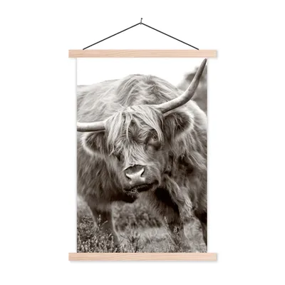 Produktbild von MuchoWow® Textilposter Schottischer Highlander - Schwarz - Weiß - Hörner 120x180 cm mit holzfarbenen Rahmen - Textil-Plakat