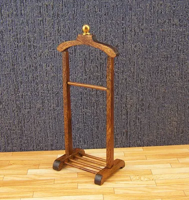 Produktbild von Kleiderständer aus Holz, nußbaumfarbig. Für 1:12 Puppenstuben. 4x3x9,5 cm.