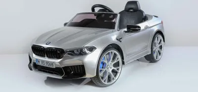 Produktbild von Kinder-Elektroauto BMW M5, metallisch lackiert, Originallizenz, 24V Batterie, mit öffnenden Türen, 2,4-GHz-Fernbedienung, weiche EVA-Räder, LED-Leuchten, Sanftanlauf, MP3-Player mit USB-Eingang