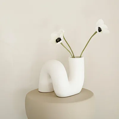 Produktbild von Indore Home – Gebogene Vase – Blumenvase – Wohnzimmerdekoration – Weiße Vase – Gebogene Vase – Röhrenvase