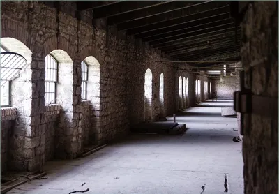 Produktbild von Wallario Fototapete Vliestapete, seidenmatte Oberfläche, einfache Verarbeitung, Größe 200 x 140 cm, Motiv Altes Bauwerk - stillgelegte Fabrik