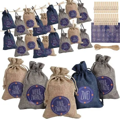 Immagine prodotto di Calendario dell'Avvento in juta con 24 sacchetti - Etichetta blu - Con bottoni e corda inclusi - Calendario dell'Avvento fai da te - Decorazioni natalizie - Natale - Regalo di Natale - Conto alla rovescia per Natale