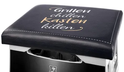 Produktbild von Outdoor Hocker Bierkiste, Sitzaufsatz Modell: GRILLEN CHILLEN KASTEN KILLEN, Material Kunstleder, Maße 42 x 30 x 5 cm, Farbe schwarz, ideal für Garten, Bar, Cafe, oder einfach Zuhause.
