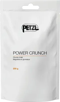 Weißer Beutel mit schwarzem Petzl-Logo und der Aufschrift Power Crunch Chunky chalk 200 g