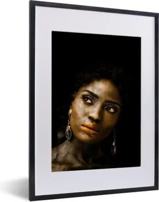 Produktbild von MuchoWow® MuchoWow® Gerahmtes Poster Frau - Ohrringe - Gold 30x40 cm - Poster mit zchwarzem Bilderrahmen - Wandposter Schlafzimmer