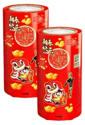 Zwei rote zylindrische chinesische Neujahrskracher-Spielzeuge mit goldenen Akzenten und Illustrationen eines Löwentanzes und eines Kindes