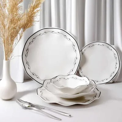 Produktbild von Hermia Concept, Hochwertiges 24-teiliges Dinner Set aus 100% Porzellan, Weiß und Schwarz | 6 Servierplatten (25x25x2 cm), 6 Teller (21x21x4,5 cm), 6 Schalen (16x16x5 cm), 6 Dessertteller (19x19x2 cm) | Spülmaschinen- und mikrowellengeeignet.