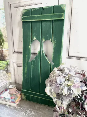 Produktbild von Landhaus Fensterladen ENGEL Flügel in dunkelgrün ,Shabby chic, Handgefertigt