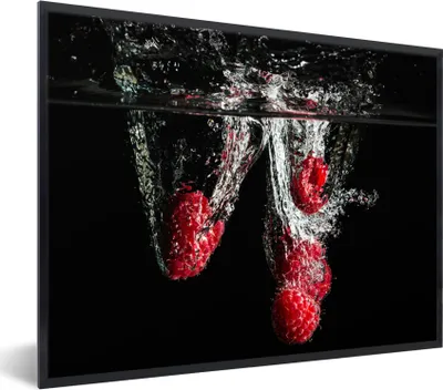 Produktbild von MuchoWow® Gerahmtes Poster Himbeeren - Obst - Stilleben - Wasser - Schwarz - Rot 80x60 cm - Poster mit Schwarzem Bilderrahmen Wandposter Rahmen Foto Bilder - Schwarzem - Mit Gestell
