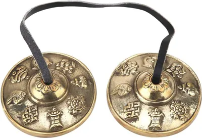 Imagen del producto de Campanas tibetanas Tingsha, de metal, con símbolos budistas, que incluyen una correa para transportarlas, ideales para la meditación