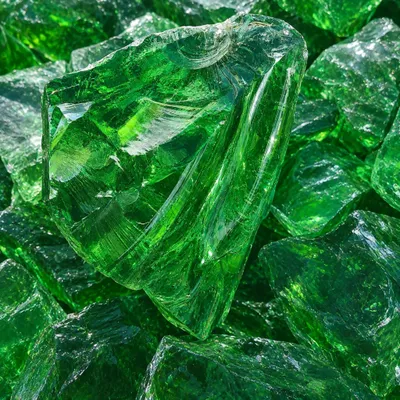 Grüne Transparente Glasbrocken dicht aneinander liegend im Detail