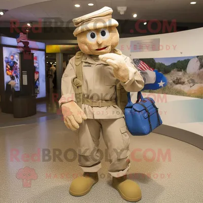 Immagine prodotto di Personaggio del costume della mascotte REDBROKOLY del soldato americano vestito con una camicia Henley e borse a tracolla
