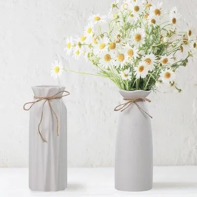 Image de Vase en céramique blanche pour la décoration d'intérieur, avec de l'herbe de la pampa et des fleurs séchées