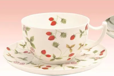 Produktbild von Tasse mit Untertasse MIRELLA Erdbeeren für 500ml Porzellan weiß rot TeaLogic