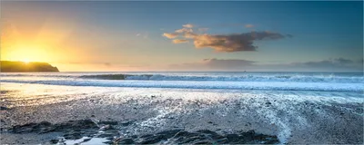 Produktbild von Wallario selbstklebendes Poster - Einsamer Strand in Cornwall  England, Größe: 50 x 125 cm