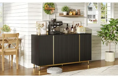 Zdjęcie produktu dla Nowoczesna komoda o szerokości 150 cm, z żłobionymi drzwiczkami i regulowanymi, metalowymi nogami w kolorze czarnym