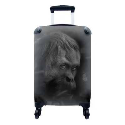 Produktbild von MuchoWow® Koffer Handgepäck Trolley Rollkoffer Kleine Reisekoffer mit 4 Rollen - Nahaufnahme eines Affen im Dschungel - schwarz und weiß - Cabin Size < 55x40x23 cm & 55x40x20 cm - Fotokoffer - Kabinenkoffer - Boardgepäck - Reise-Box - Reisekoffer - Reisegepäck - Koffer mit Bild - Trolley für Kinder