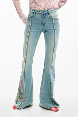 Produktbild von Faire Damen-Jeans in Blau mit Schlag und Stickerei - 5 Taschen