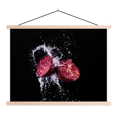 Produktbild von MuchoWow® Textilposter Granatapfel - Frucht - Wasser - Schwarz - Violett 120x90 cm mit holzfarbenen Rahmen - Magnetisch