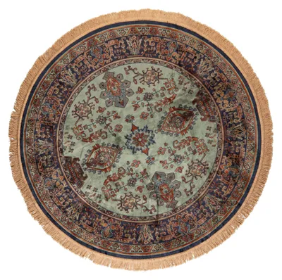 Teppich Raz 200x200 cm mit grünem Grund, orientalischem Muster in Rot und Blau sowie Fransen, Gesamtansicht von oben.