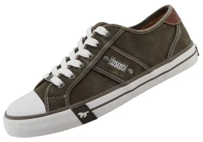 Das Bild zeigt einen Freizeitschuh in der Farbe Khaki der von der Seite betrachtet wird. Der Schuh hat eine sportliche Form mit einer flachen Sohle und wird durch mehrere Schnürsenkel ergänzt.