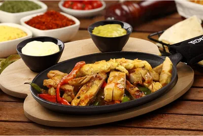 Produktbild von 25 cm Gusseisen Grillpfanne für Fajitas - Mit Holzbrett und 2 Keramischen Dip-Schalen