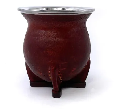 Imagen del producto de YVY Maté – Juego de mate y calabaza para transportar, 200 ml – Cuero color ocre, aro de acero inoxidable – Fabricado a mano en Uruguay