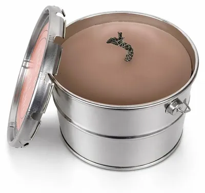 Image de Bougie d'extérieur Rustik, dans un récipient en métal – Couleur nude – Diamètre 18 cm × Hauteur 14 cm – 1 pièce