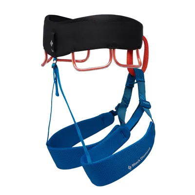 Momentum Harness von Black Diamond; ein blauer Klettergurt mit schwarzem Hüftband und roten Schlaufen.