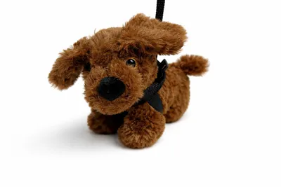 Produktbild von Kuscheltier Hund 22 cm dunkelbraun mit Leine – Weiches Plüschtier Puppy, Stofftier