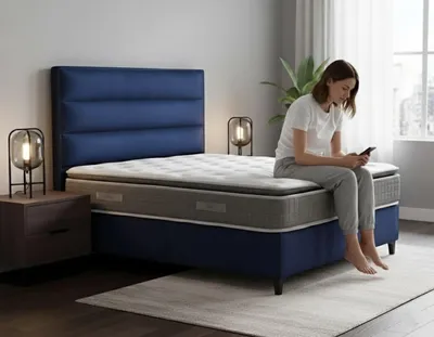 Image de Lit élégant avec cadre en bois pour une chambre à coucher moderne