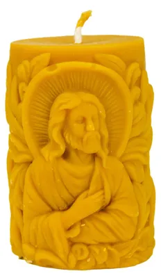 Imagen del producto de Vela en forma de cilindro con la imagen de Jesús, fabricada con cera de abeja 100% natural