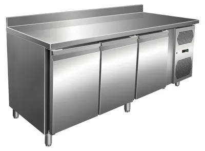 Produktbild von Gastro Kühltisch | Kühltheke Edelstahl | 231 Liter | 3 Türen | Aufkantung | Umluftkühlung | -2 bis +8°C