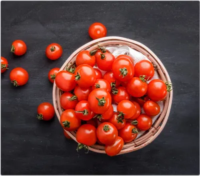 Produktbild von Spritzschutz Herdabdeckplatte Schneidebrett aus Glas Tomaten im Korb 1-Teilig (60x52cm)