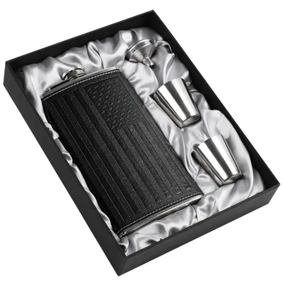 Produktbild von Flachmann für Herren 350 ml Edelstahl mit 2 Tassen und Trichter, Lederbezug Amerikanische Flagge Schwarz