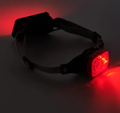 Stirnlampe "Distance 1500" von Black Diamond; rot leuchtend; mit verstellbarem Kopfband.